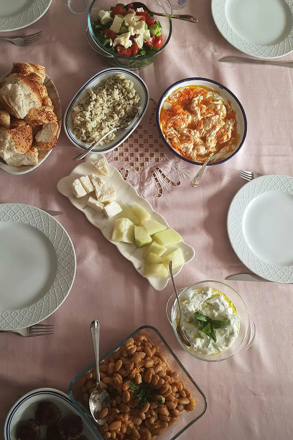 Healthy lunch recipes including salads, wraps and balanced meal bowls